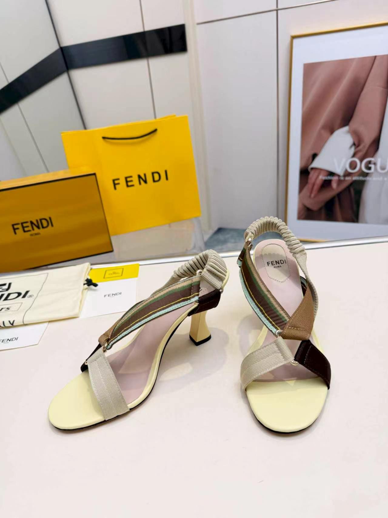 Sandales Fendi Feel à talon – Brides multicolores