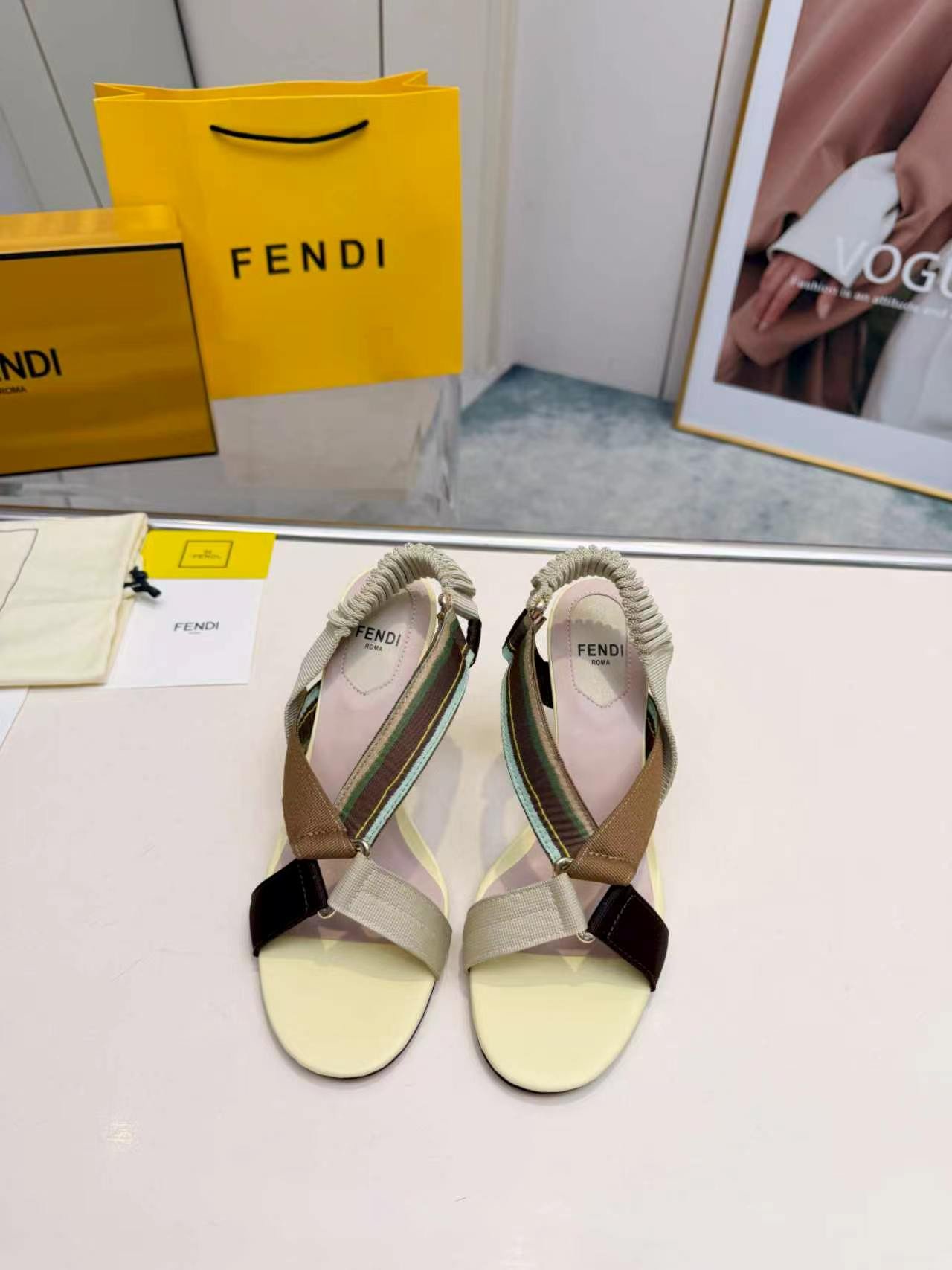 Sandales Fendi Feel à talon – Brides multicolores