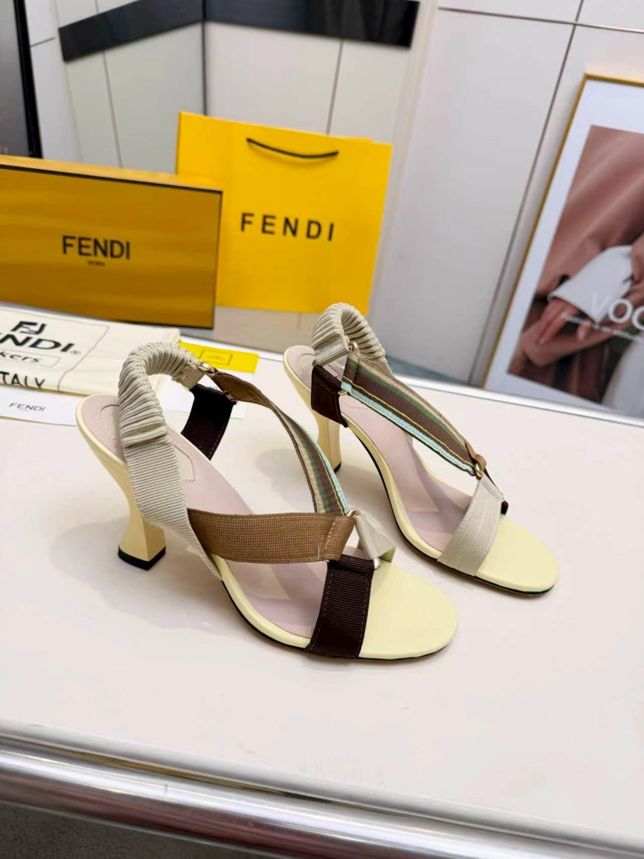 Sandales Fendi Feel à talon – Brides multicolores