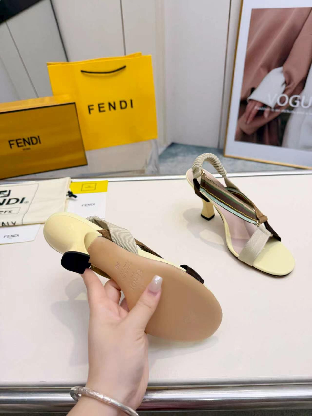 Sandales Fendi Feel à talon – Brides multicolores