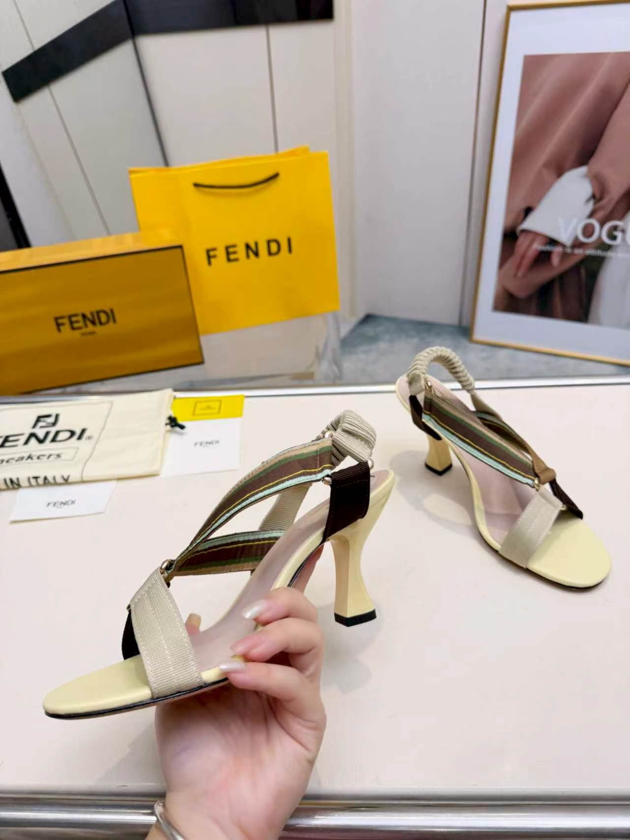 Sandales Fendi Feel à talon – Brides multicolores