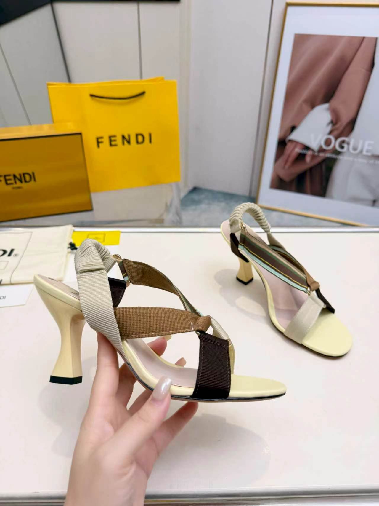 Sandales Fendi Feel à talon – Brides multicolores