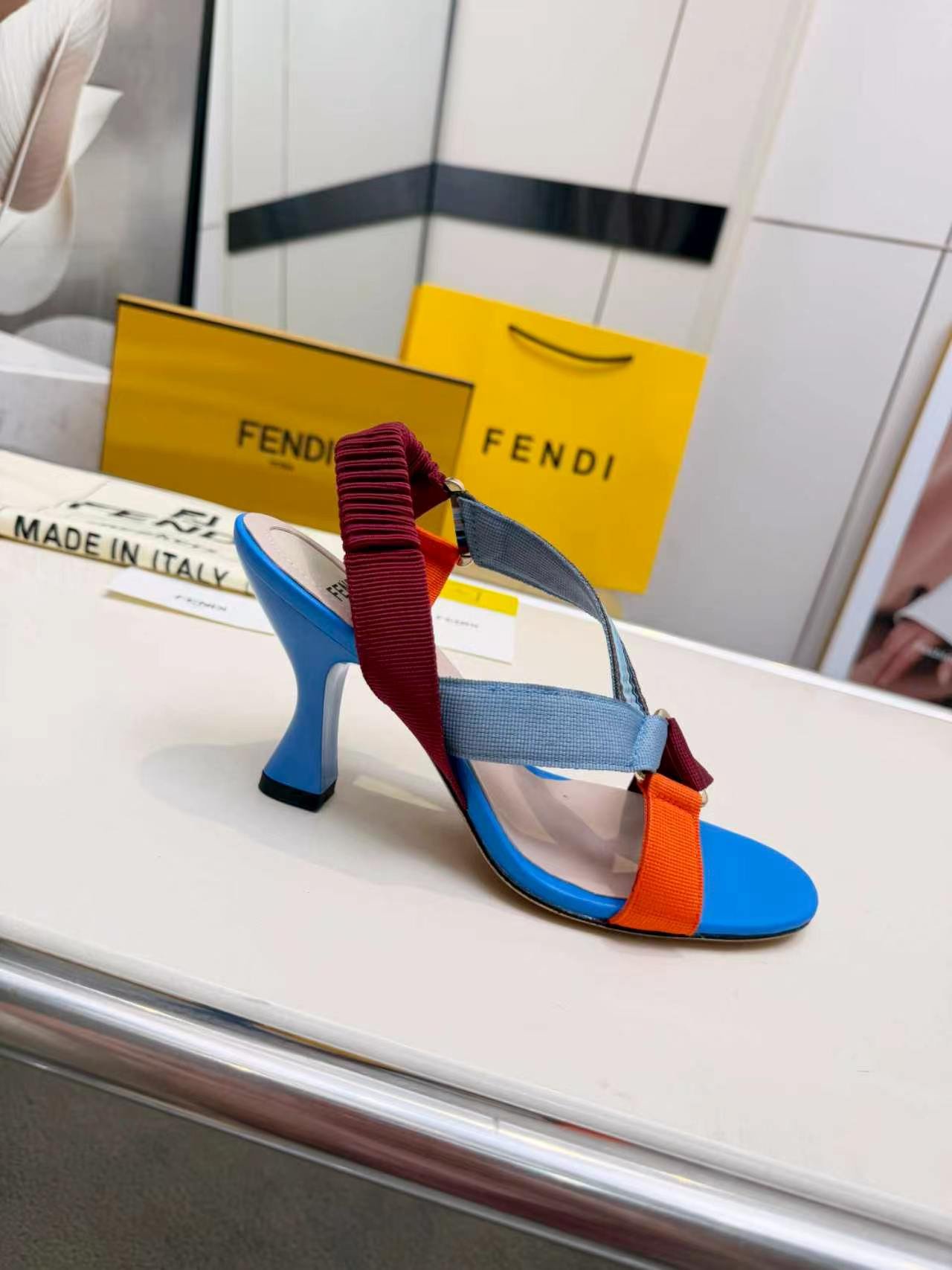 Sandales Fendi Feel à talon – Brides multicolores