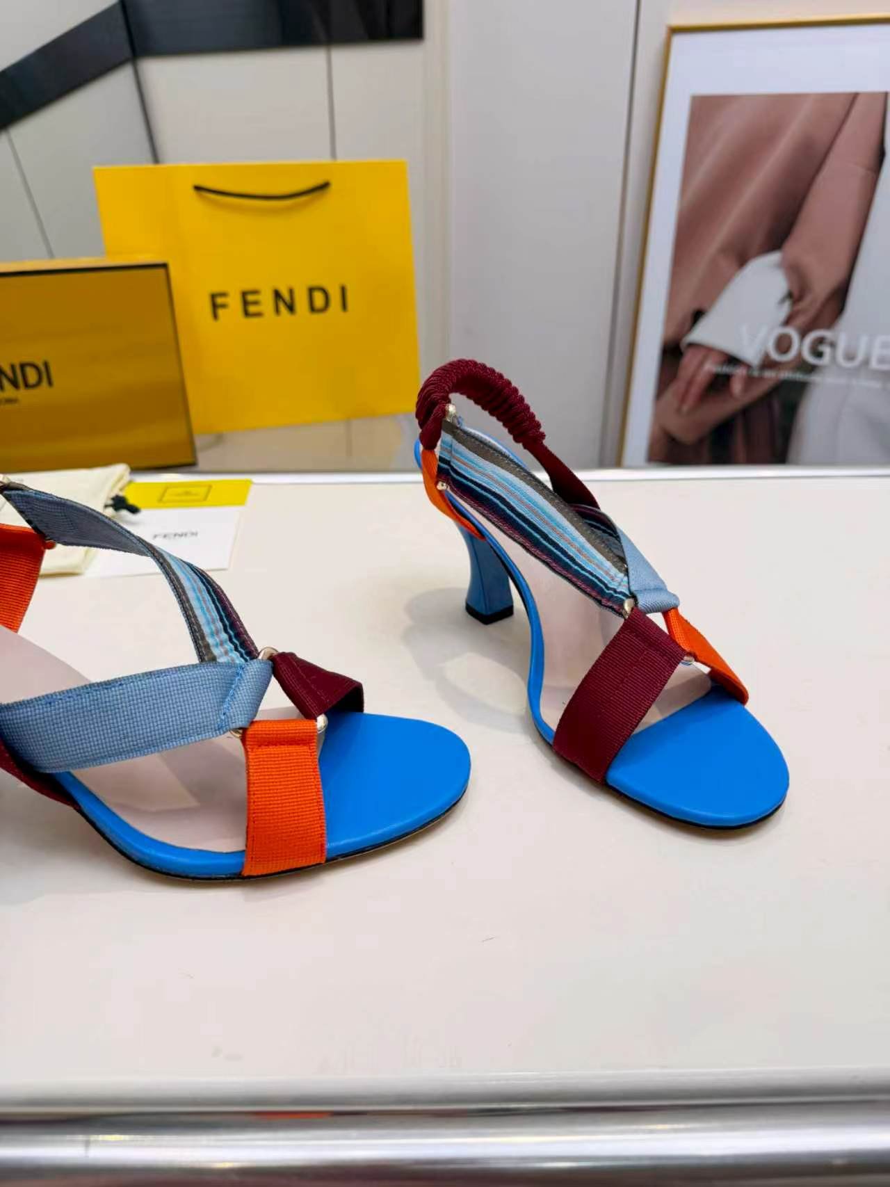 Sandales Fendi Feel à talon – Brides multicolores