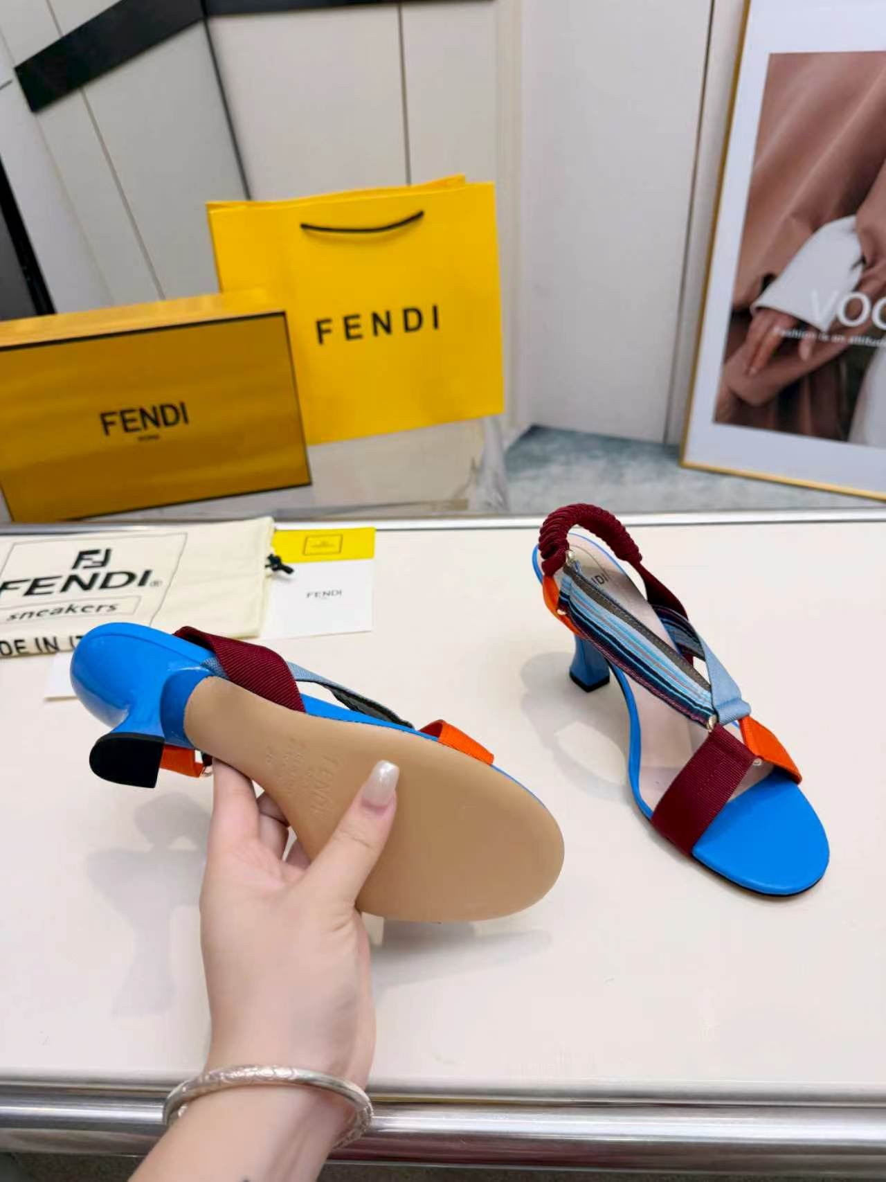 Sandales Fendi Feel à talon – Brides multicolores