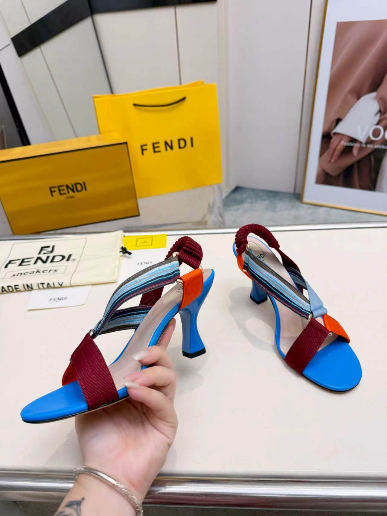 Sandales Fendi Feel à talon – Brides multicolores