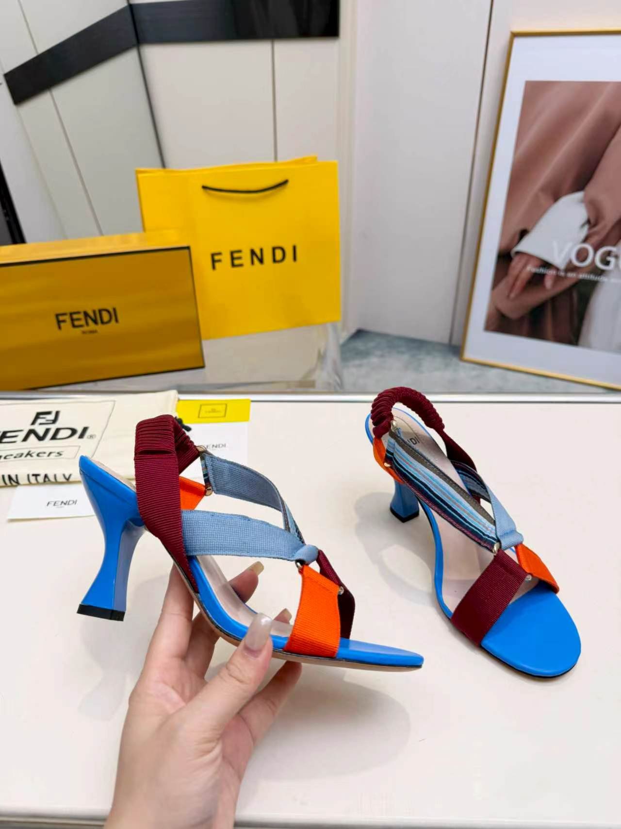 Sandales Fendi Feel à talon – Brides multicolores