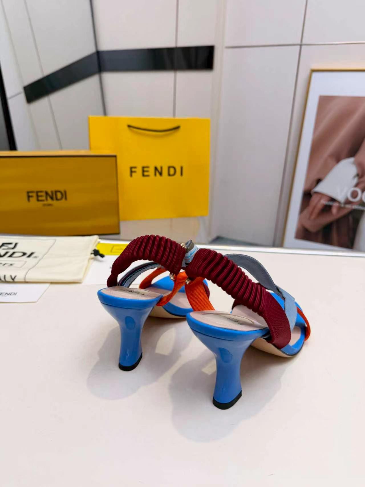 Sandales Fendi Feel à talon – Brides multicolores