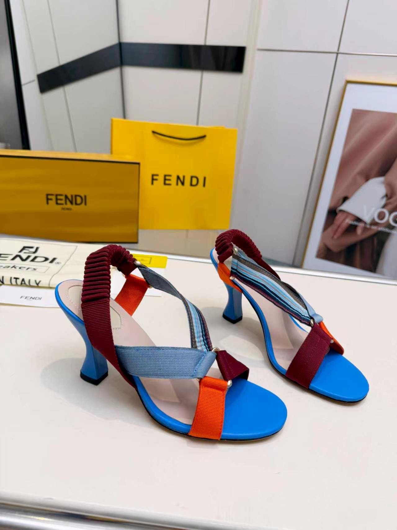 Sandales Fendi Feel à talon – Brides multicolores