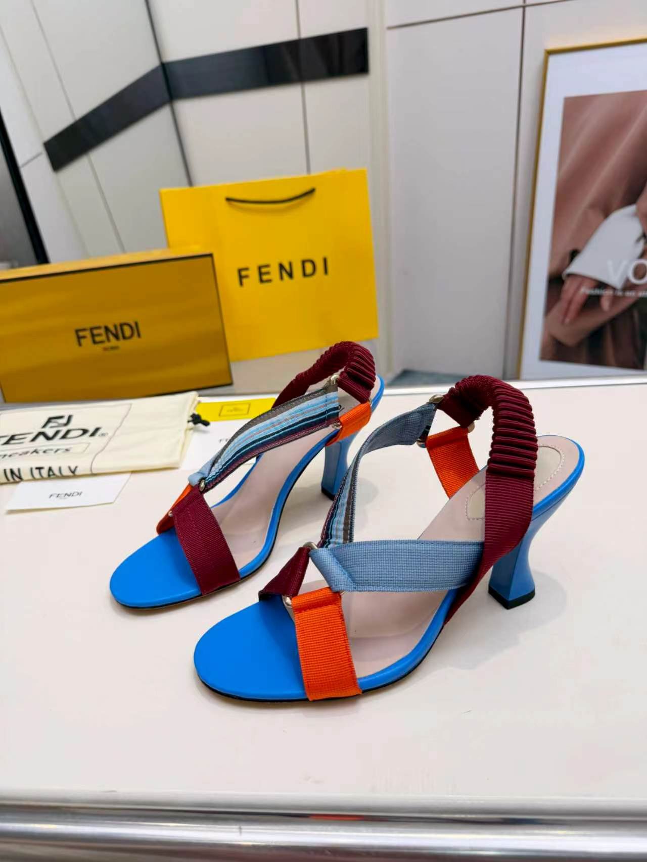 Sandales Fendi Feel à talon – Brides multicolores