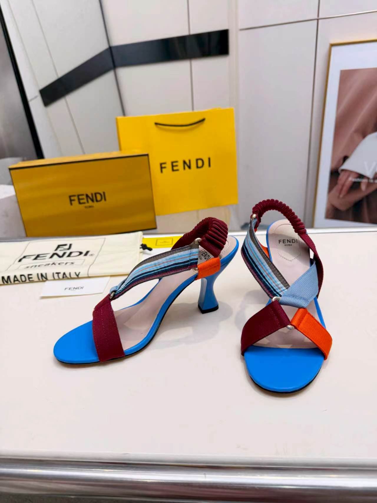 Sandales Fendi Feel à talon – Brides multicolores