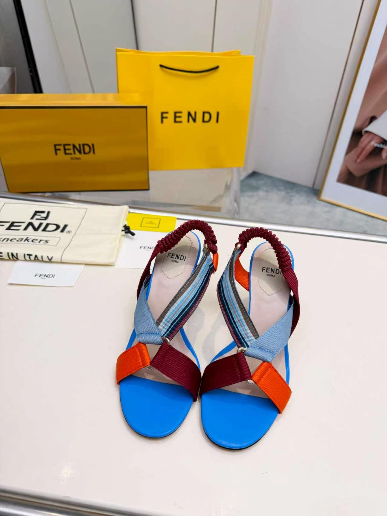 Sandales Fendi Feel à talon – Brides multicolores