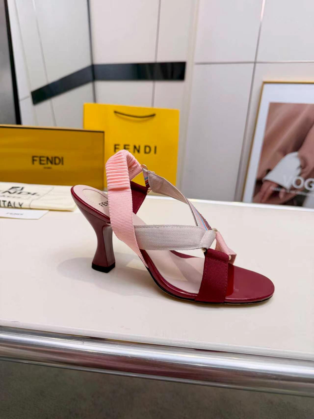Sandales Fendi Feel à talon – Brides multicolores