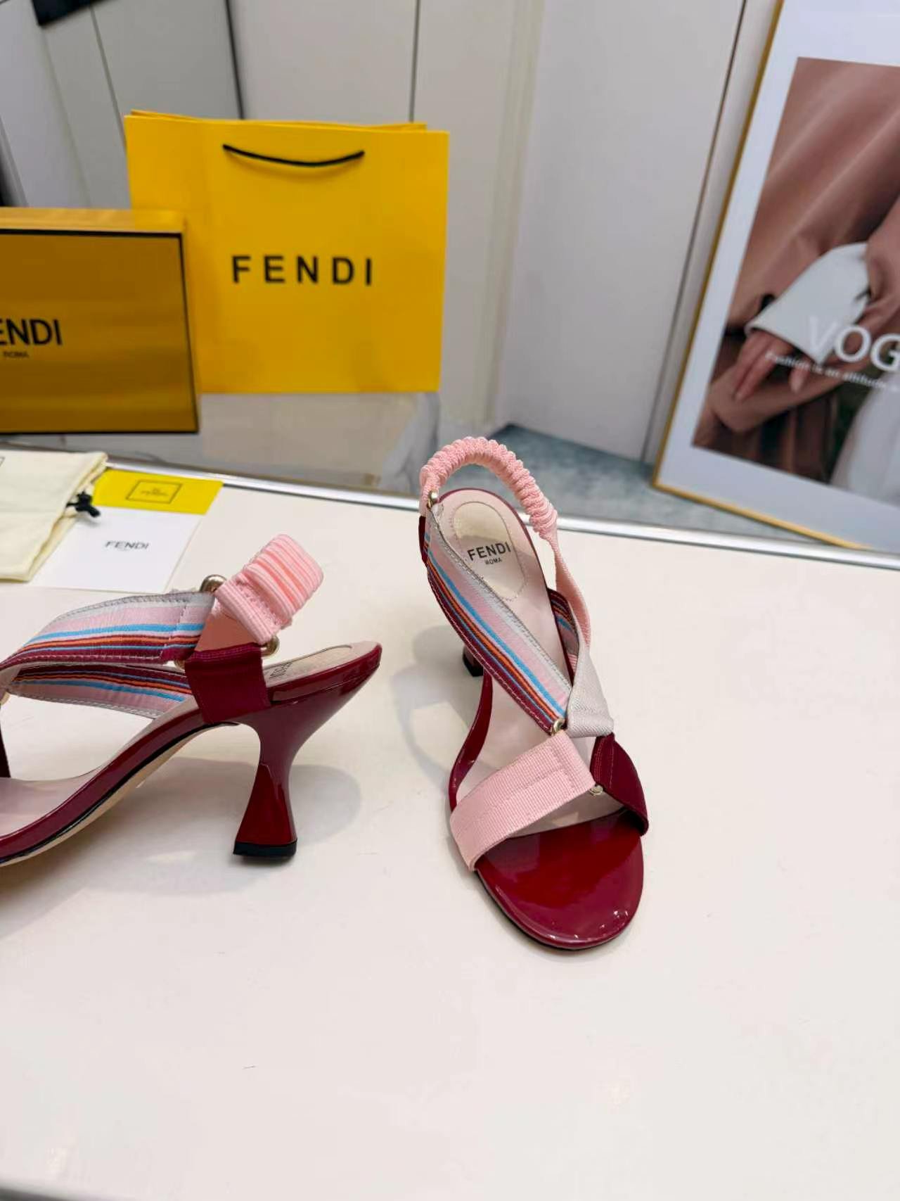 Sandales Fendi Feel à talon – Brides multicolores
