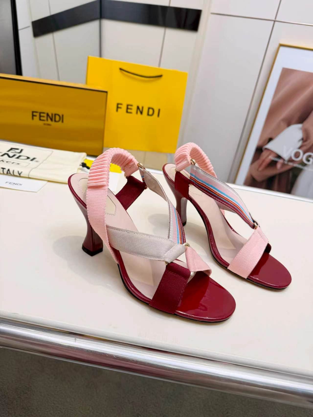 Sandales Fendi Feel à talon – Brides multicolores