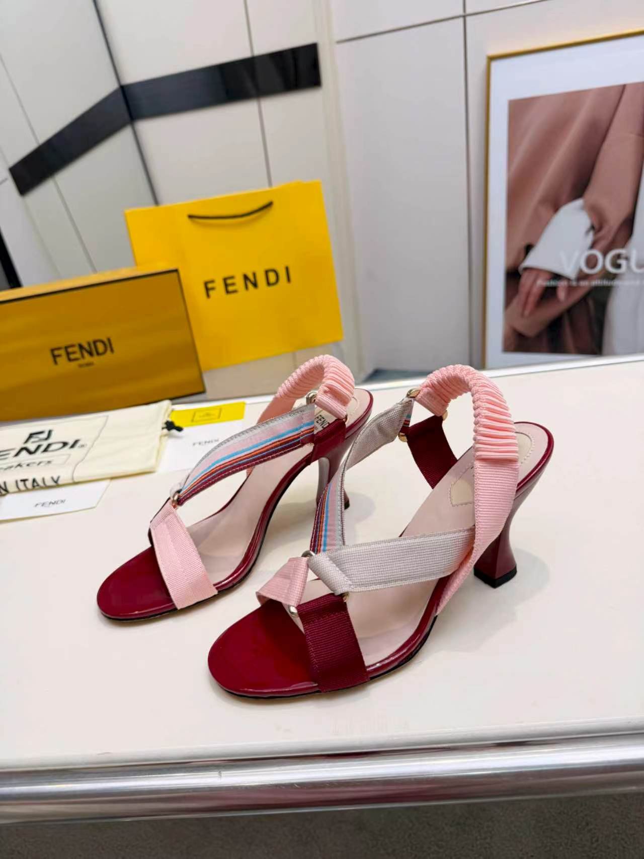 Sandales Fendi Feel à talon – Brides multicolores