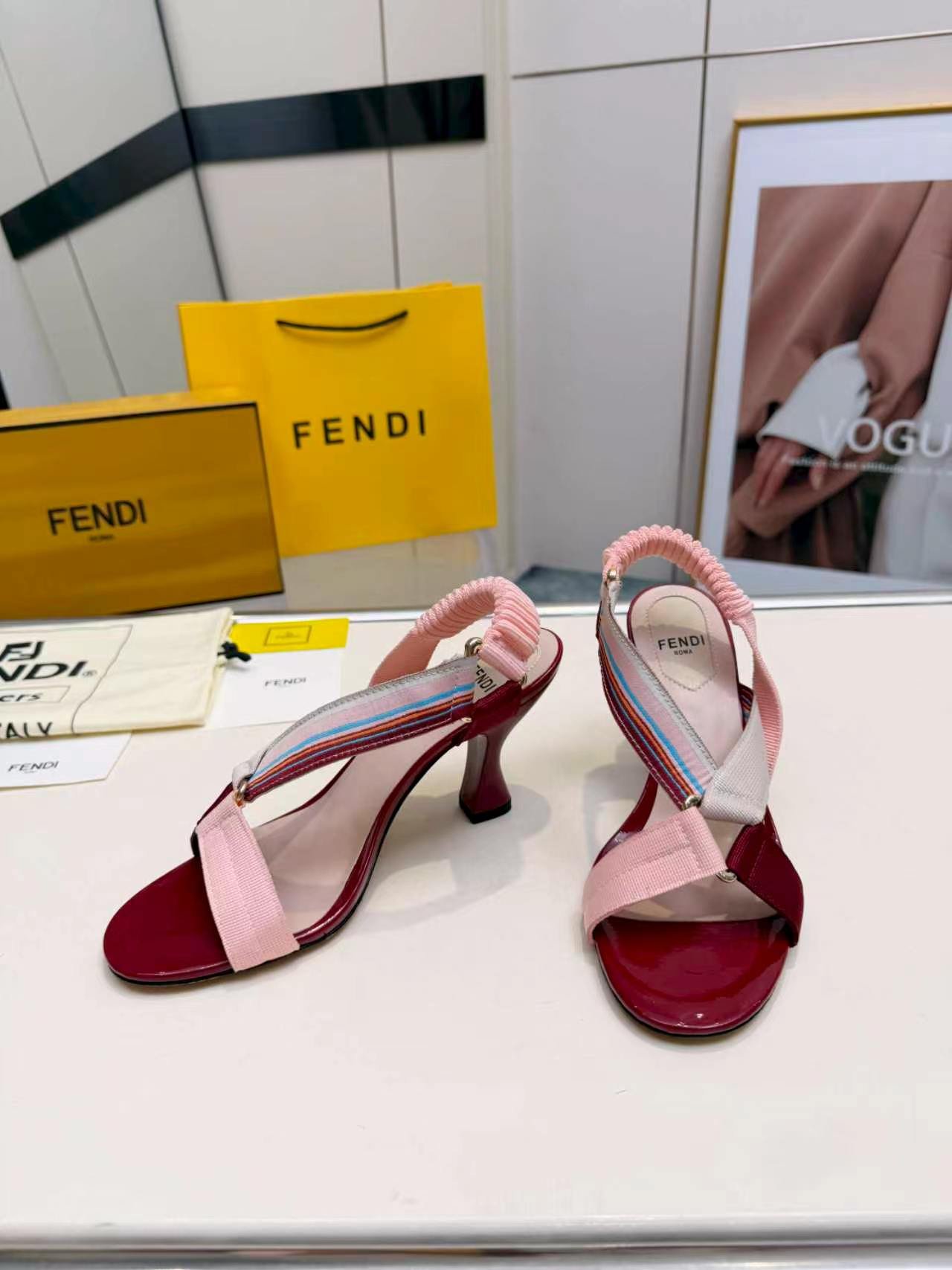 Sandales Fendi Feel à talon – Brides multicolores
