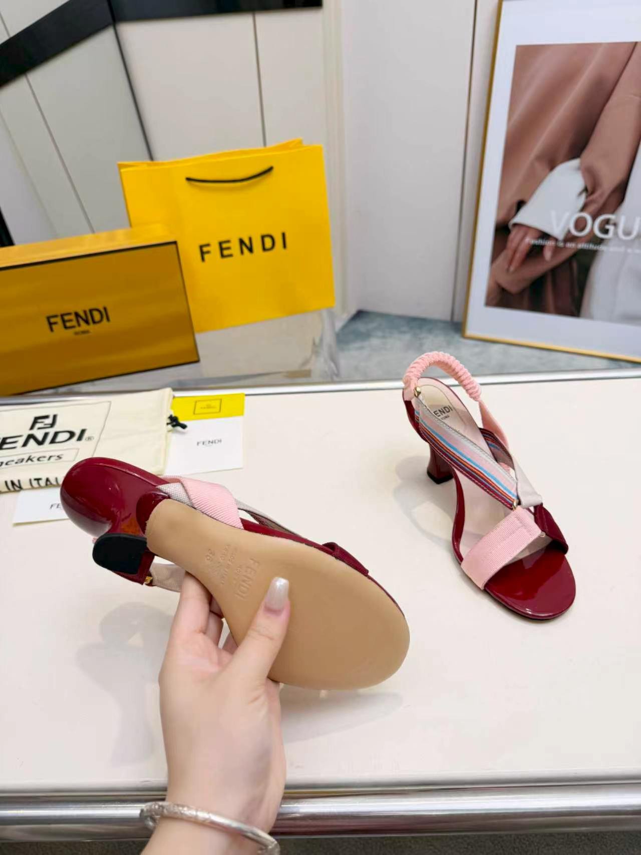 Sandales Fendi Feel à talon – Brides multicolores