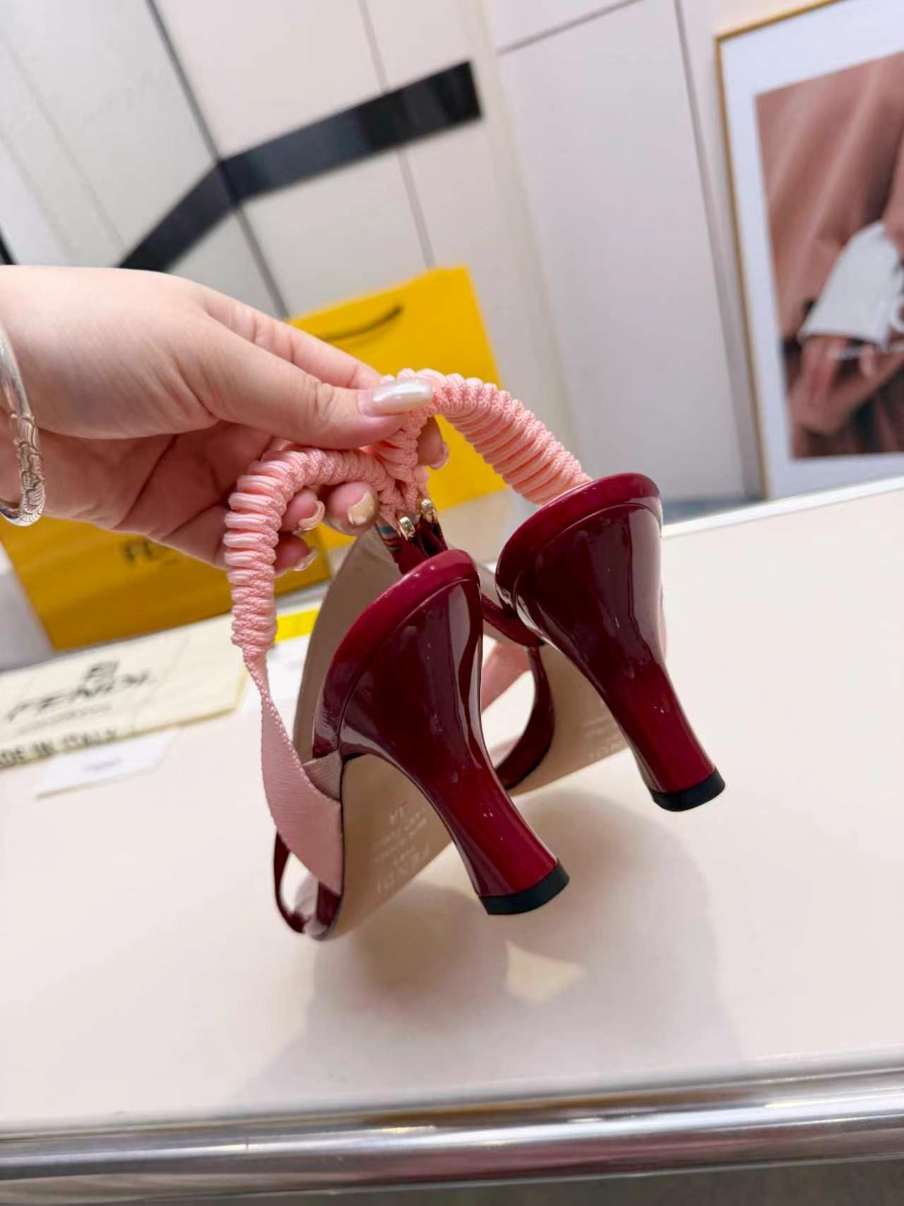 Sandales Fendi Feel à talon – Brides multicolores