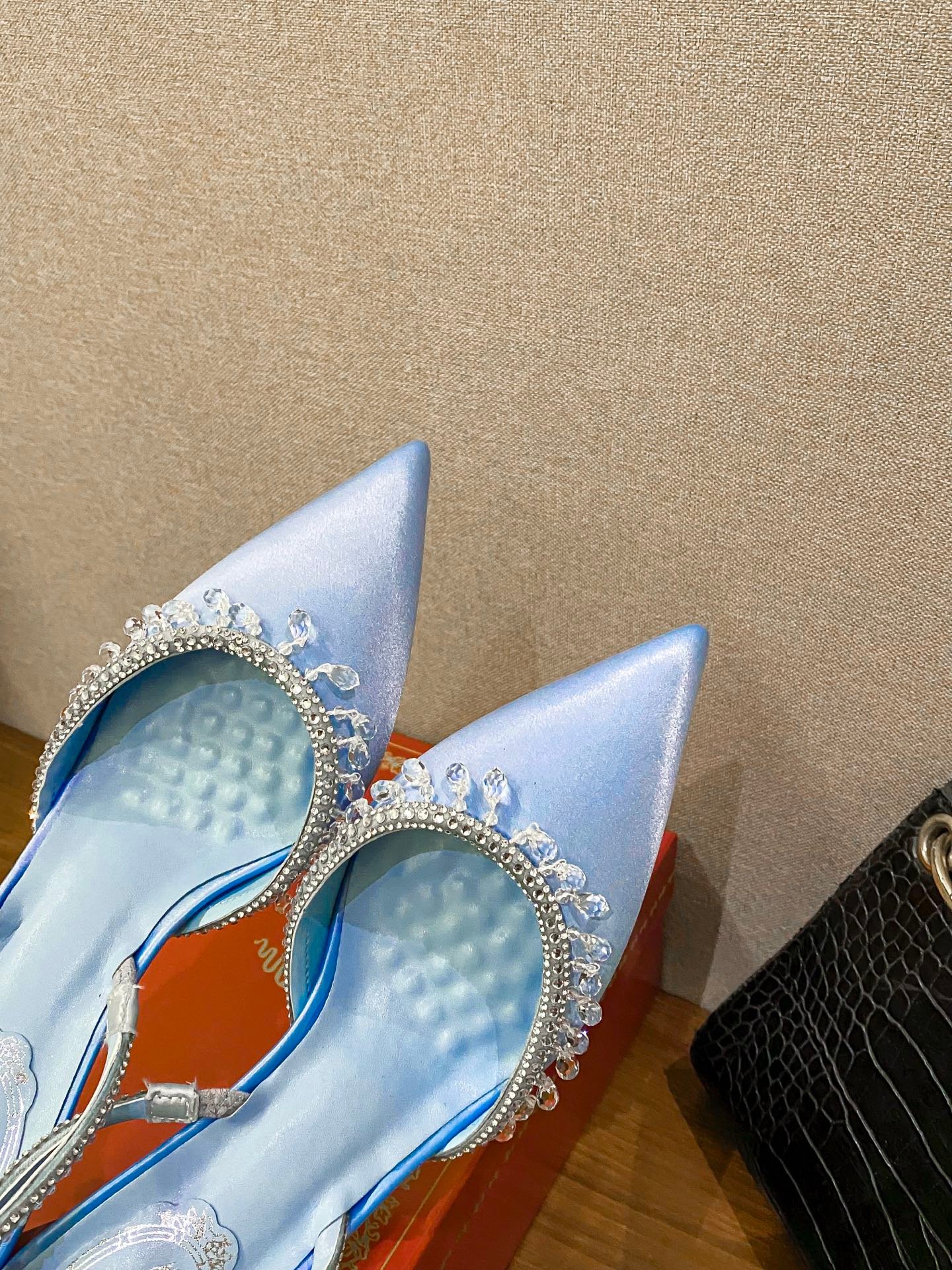 René Caovilla Escarpins René Caovilla Slingback en satin à cristaux