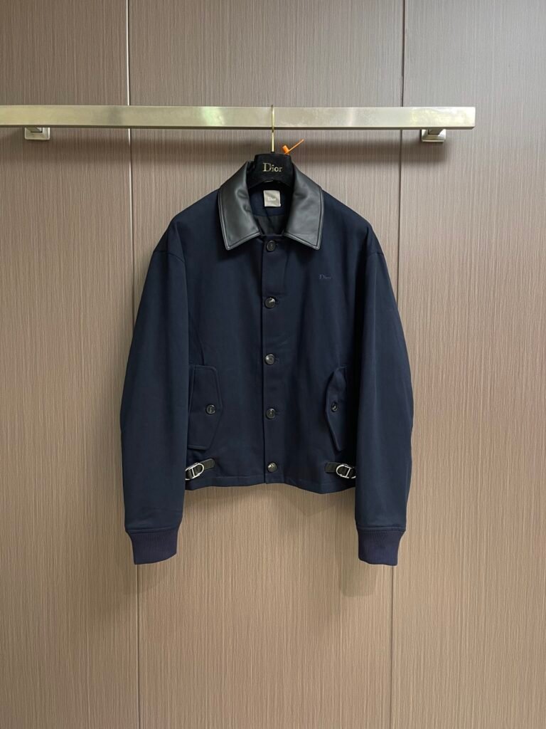 Dior Blouson en gabardine de coton bleu à col en cuir et boucles CD