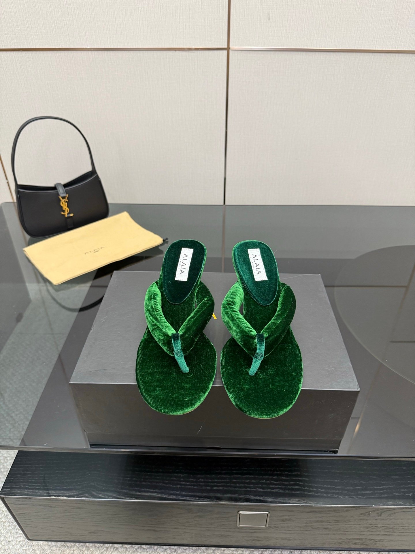 Alaïa Heel Thong Mules in Velvet à talons – Vert
