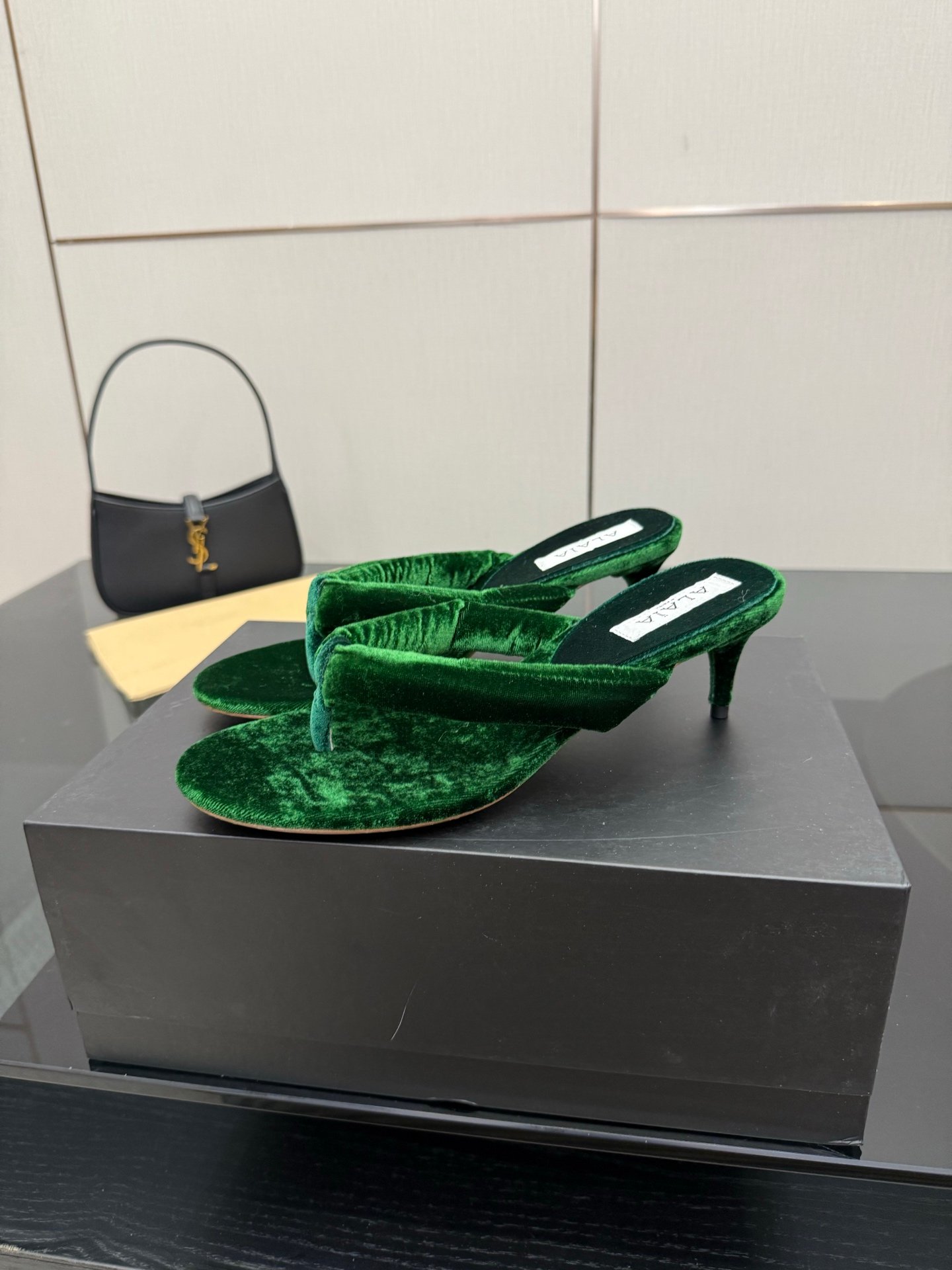 Alaïa Heel Thong Mules in Velvet à talons – Vert