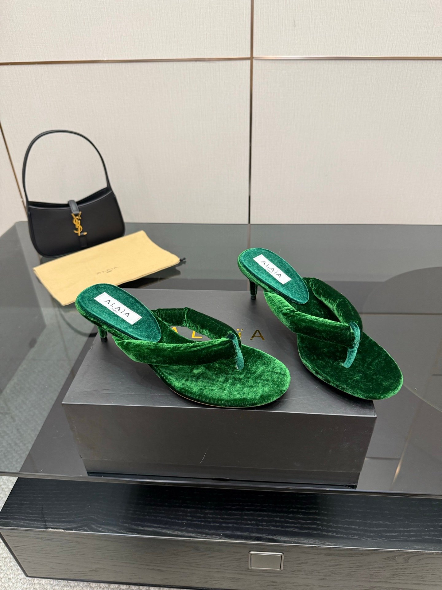 Alaïa Heel Thong Mules in Velvet à talons – Vert
