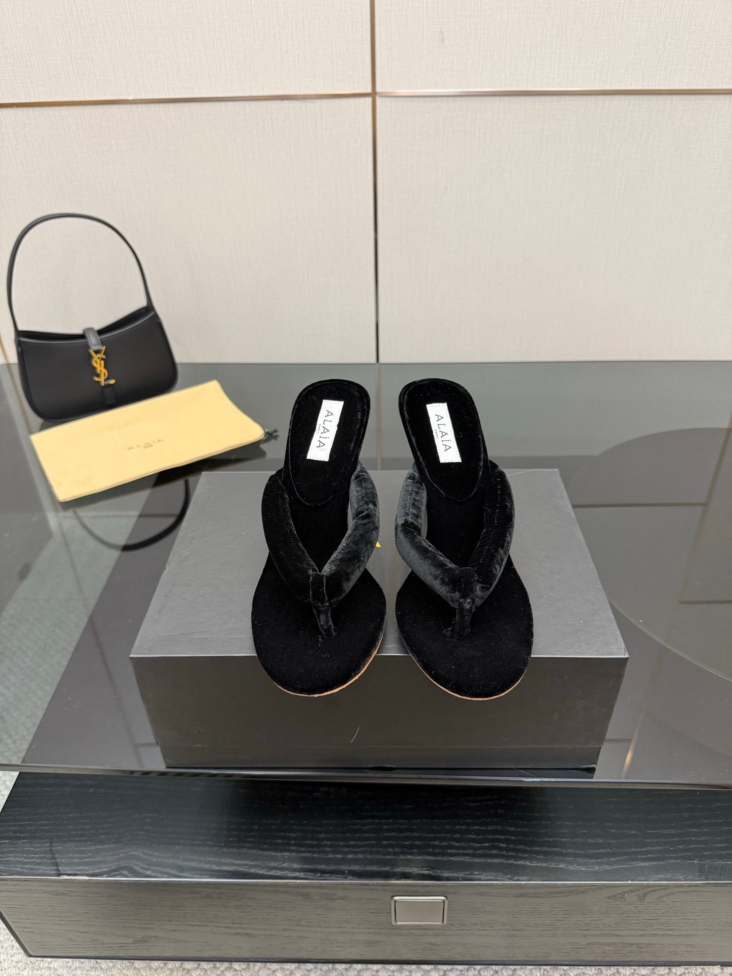 Alaïa Heel Thong Mules in Velvet à talons – Noir 1