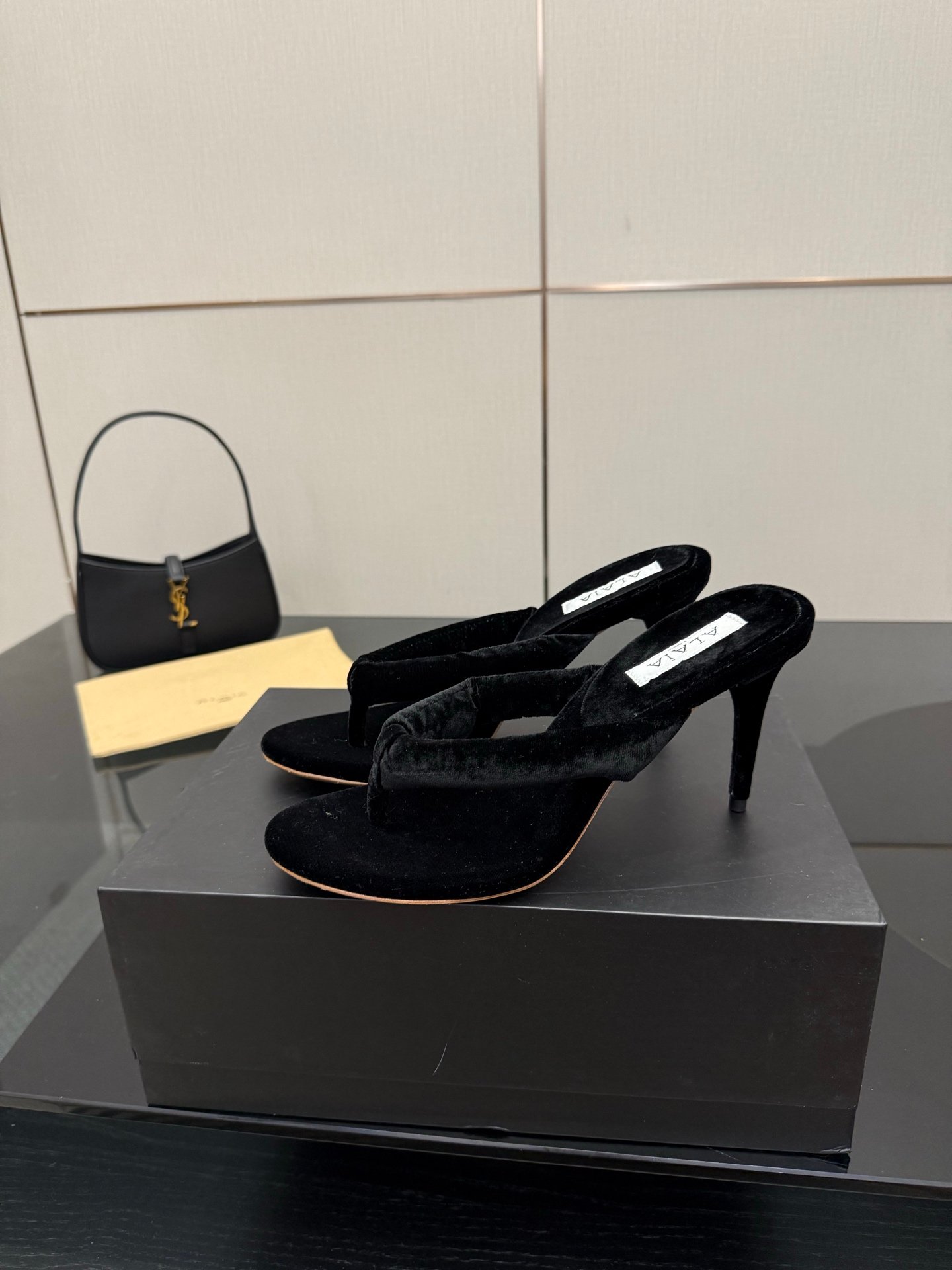 Alaïa Heel Thong Mules in Velvet à talons – Noir 1