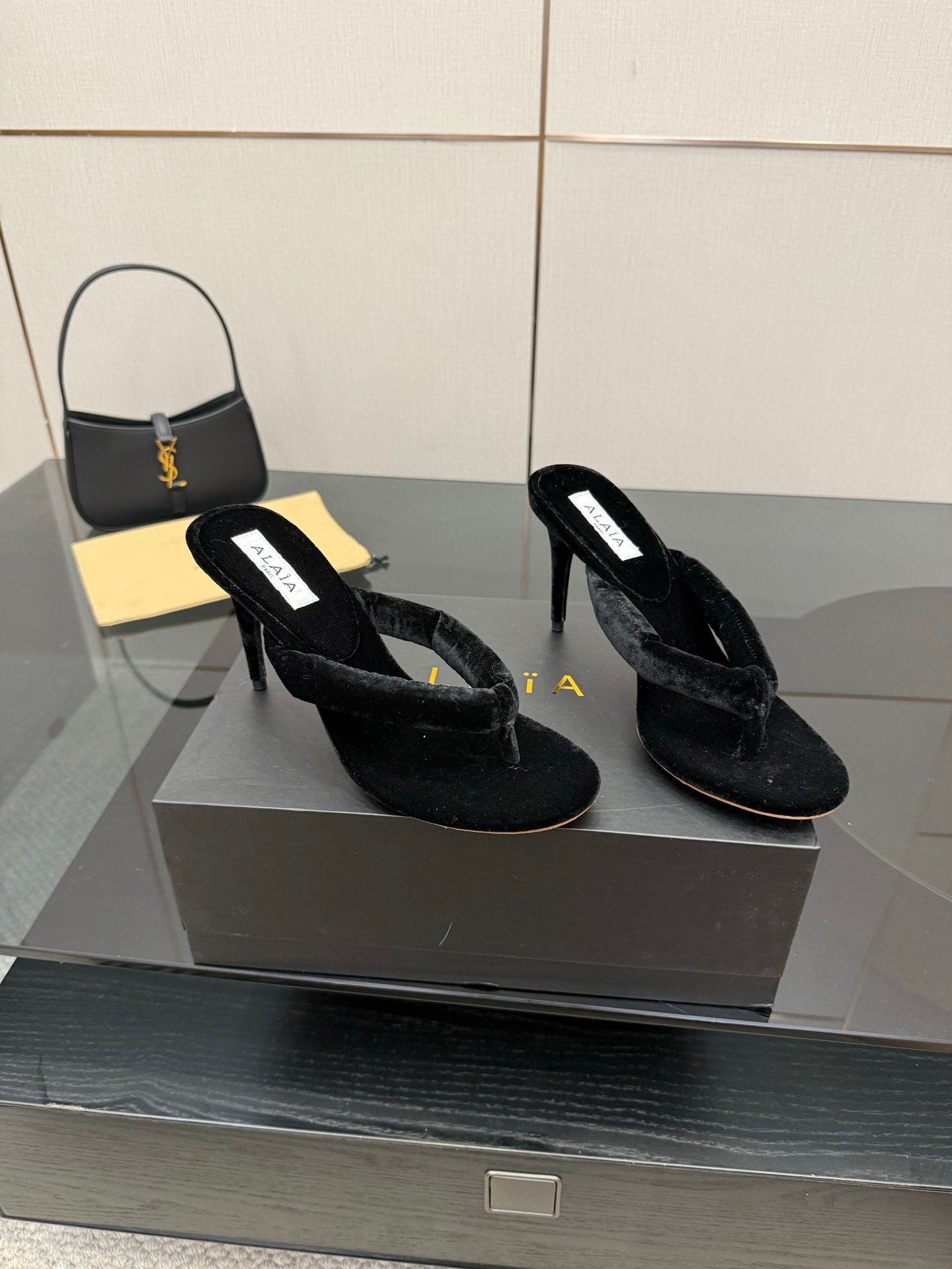 Alaïa Heel Thong Mules in Velvet à talons – Noir 1