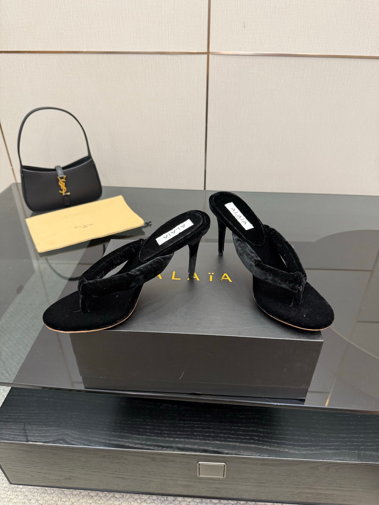 Alaïa Heel Thong Mules in Velvet à talons – Noir 1