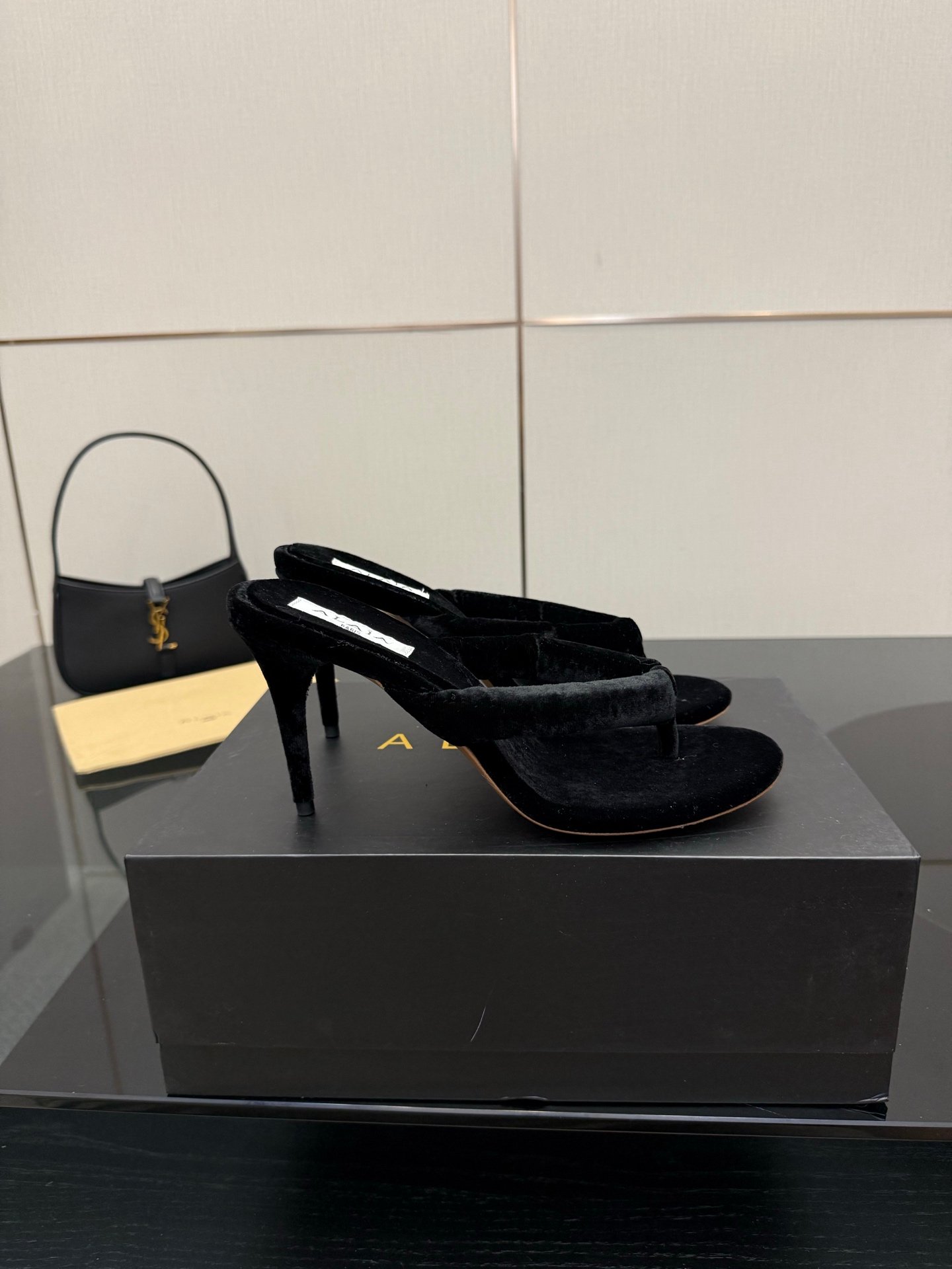 Alaïa Heel Thong Mules in Velvet à talons – Noir 1