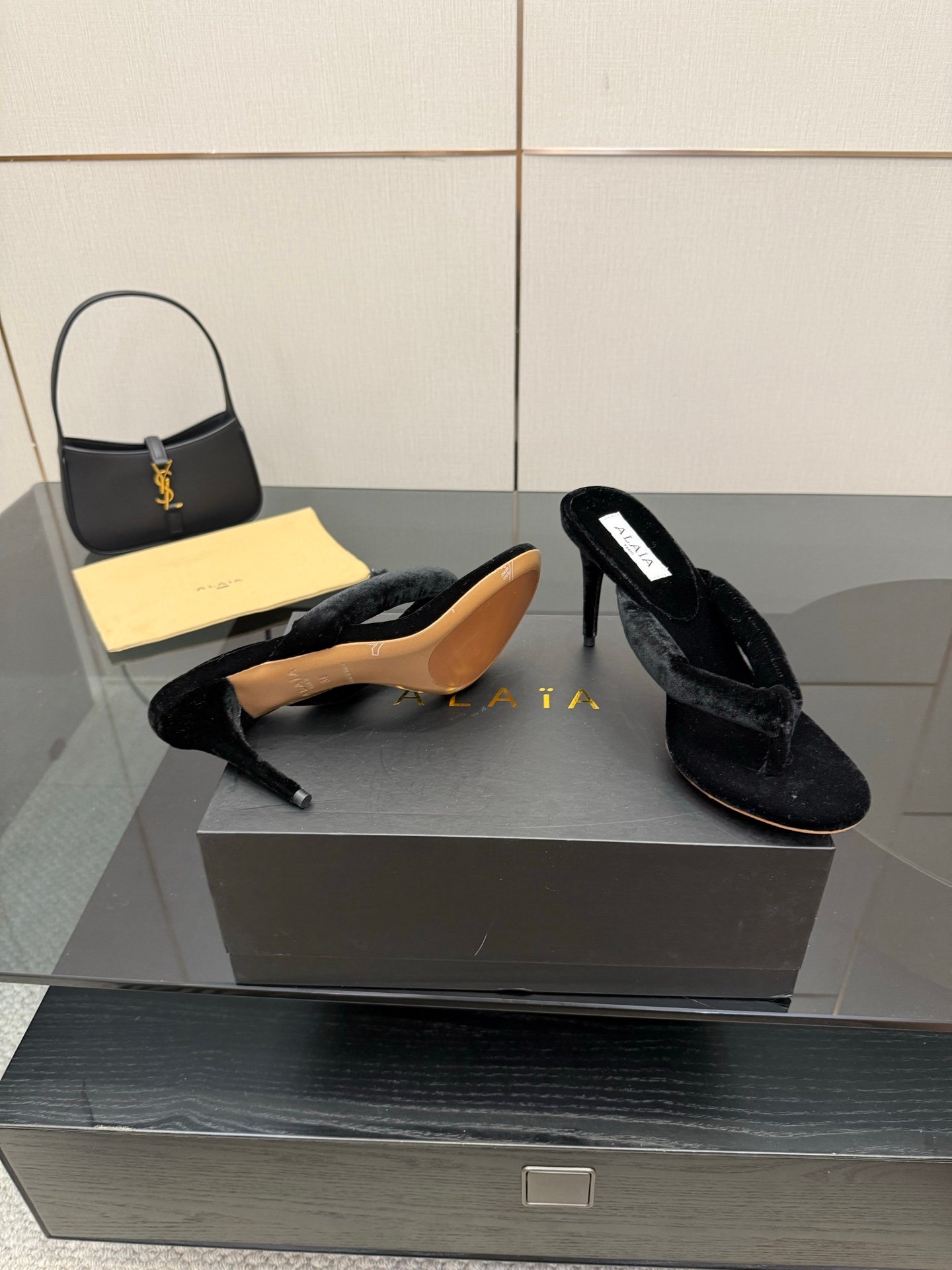 Alaïa Heel Thong Mules in Velvet à talons – Noir 1