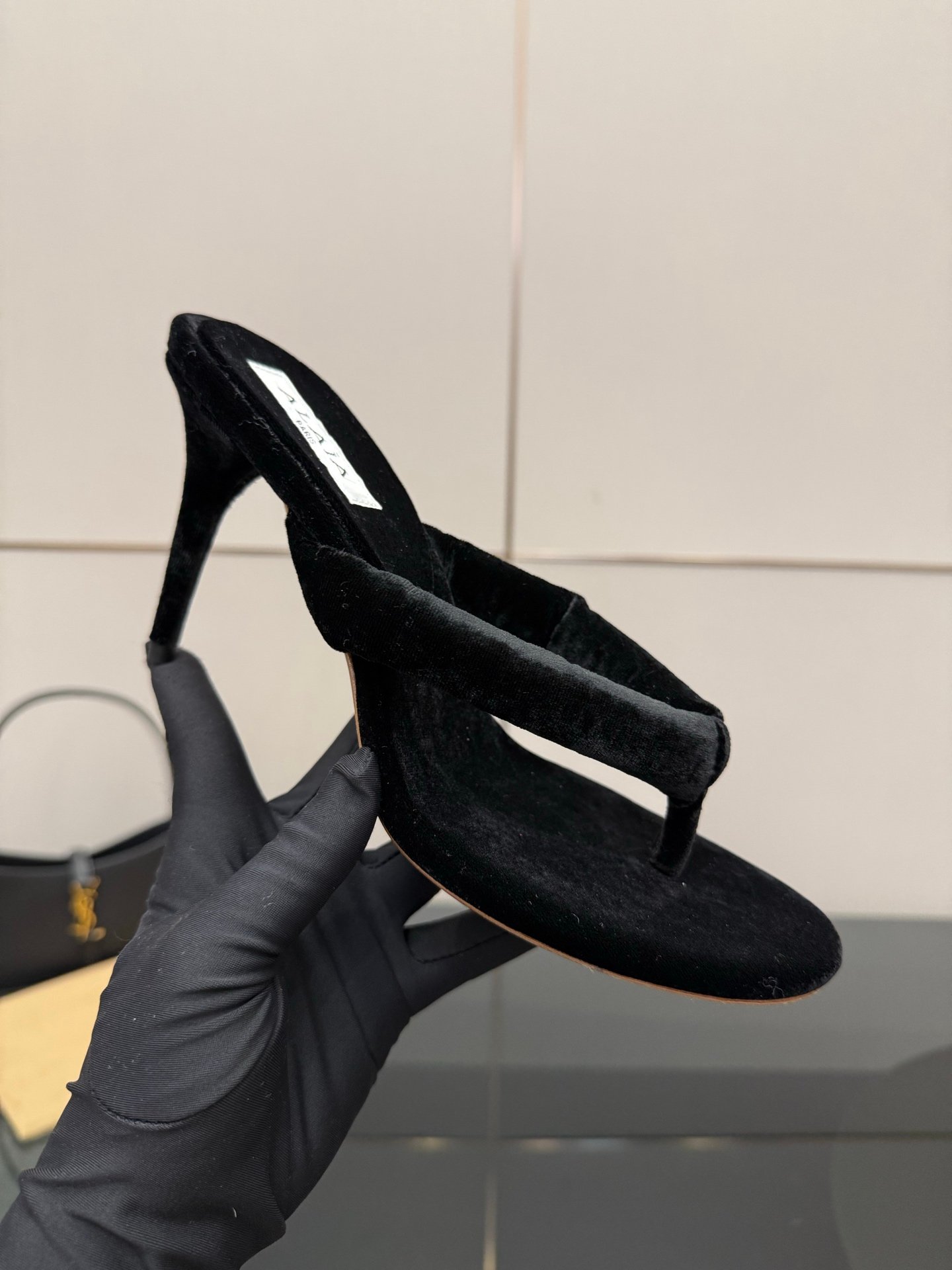 Alaïa Heel Thong Mules in Velvet à talons – Noir 1