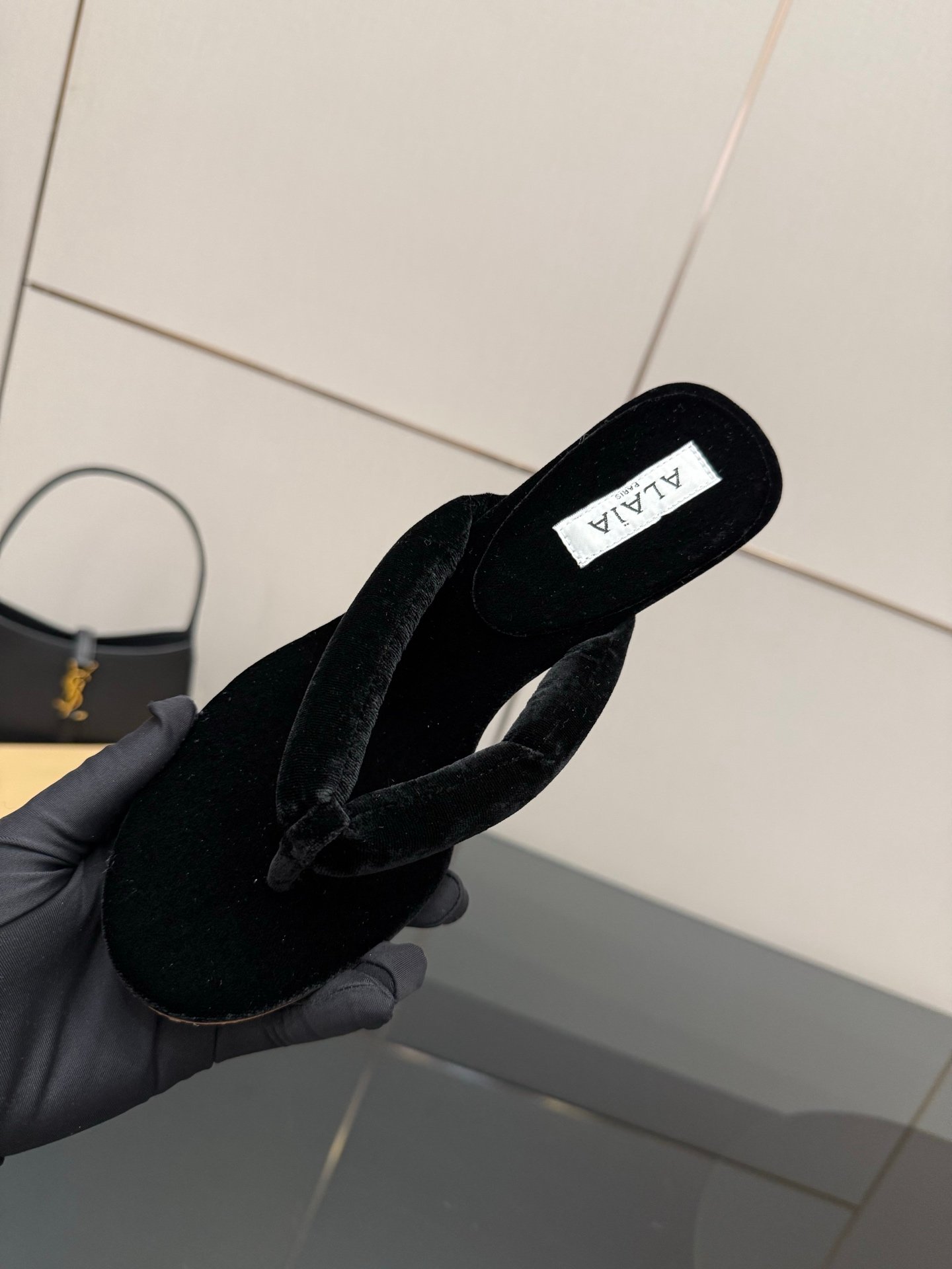 Alaïa Heel Thong Mules in Velvet à talons – Noir 1