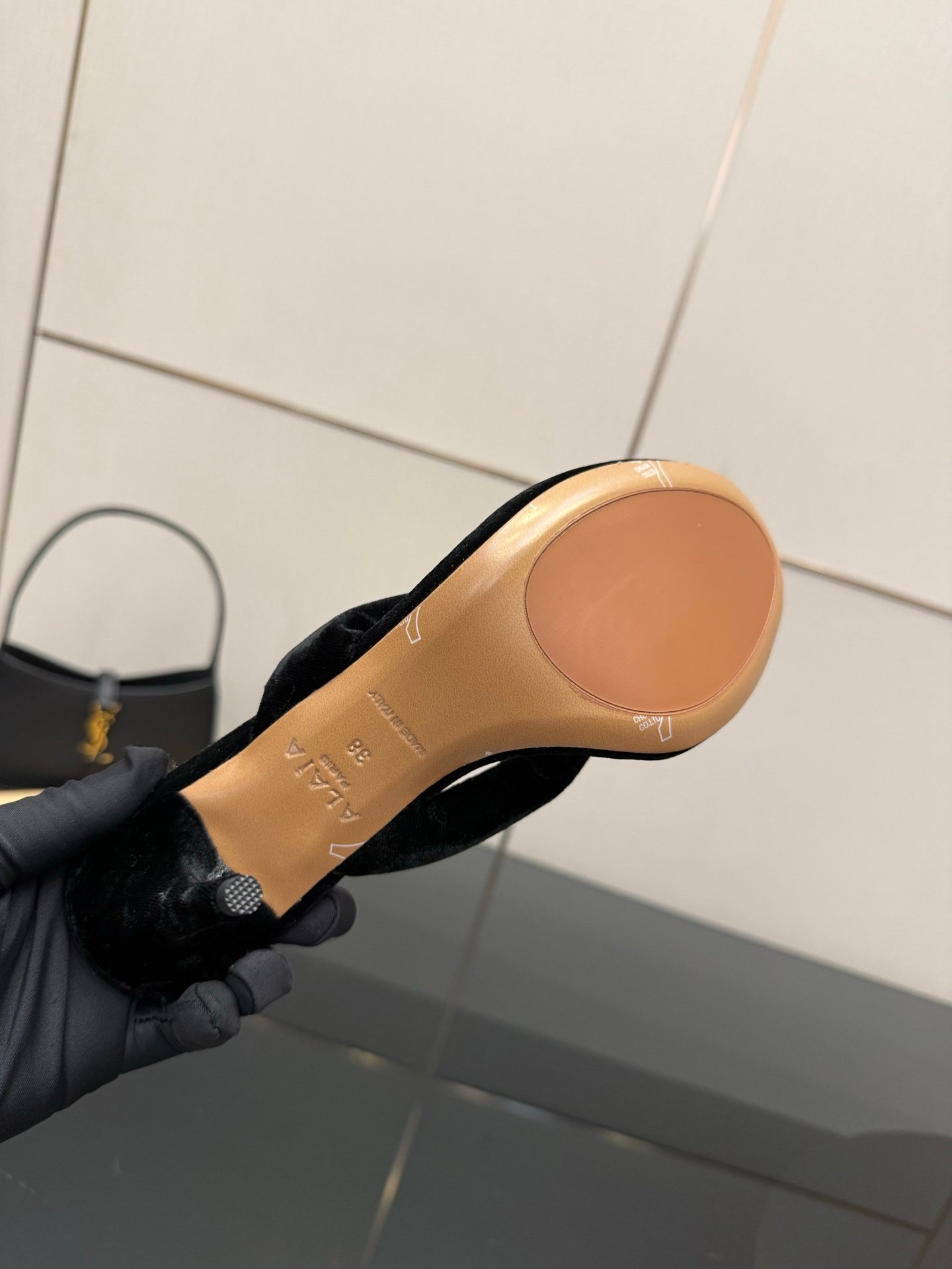 Alaïa Heel Thong Mules in Velvet à talons – Noir 1
