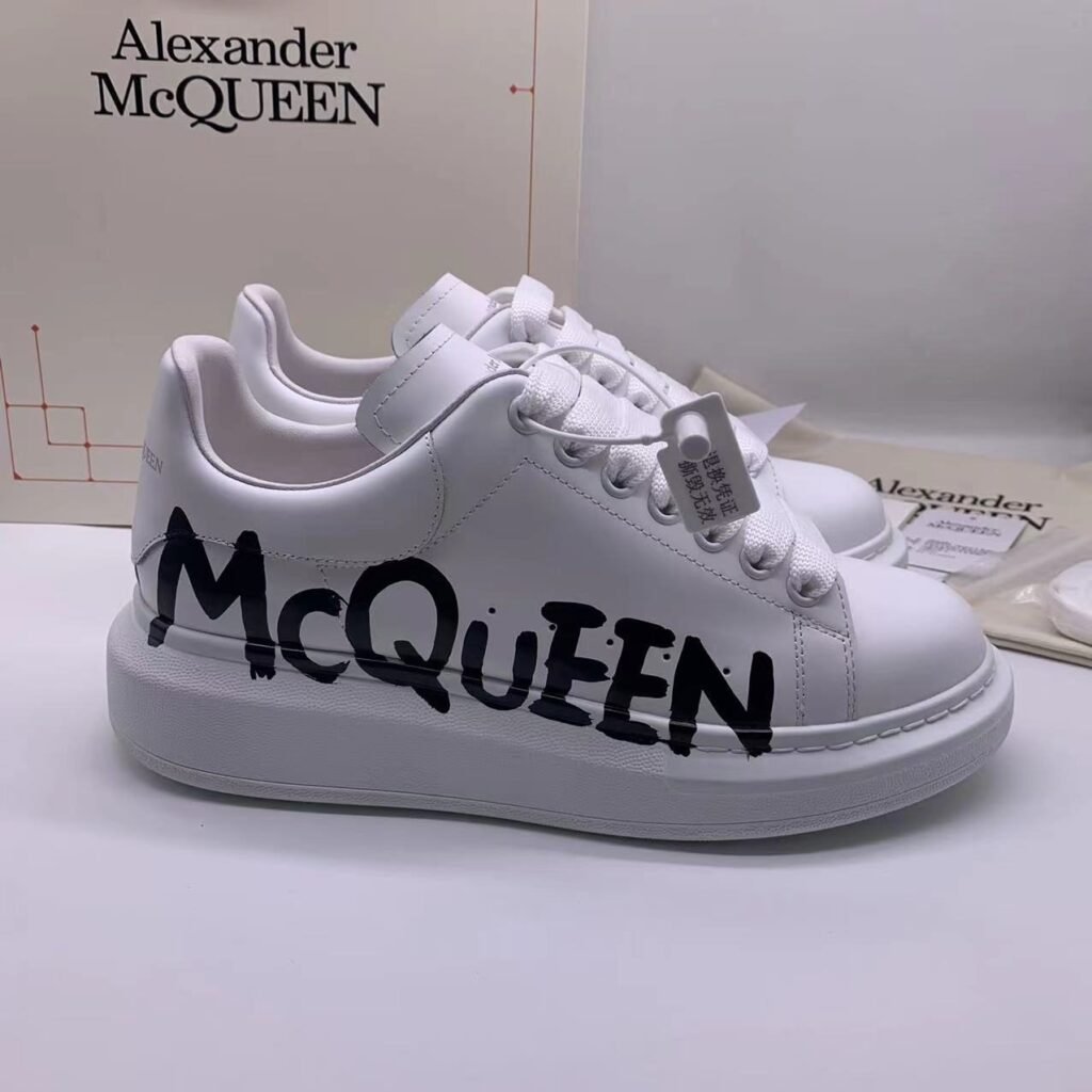 Alexander McQueen Baskets Oversized Graffiti blanc et noir
