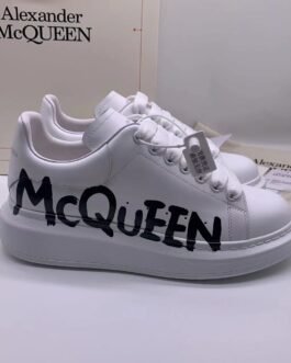 Alexander McQueen Baskets Oversized Graffiti blanc et noir
