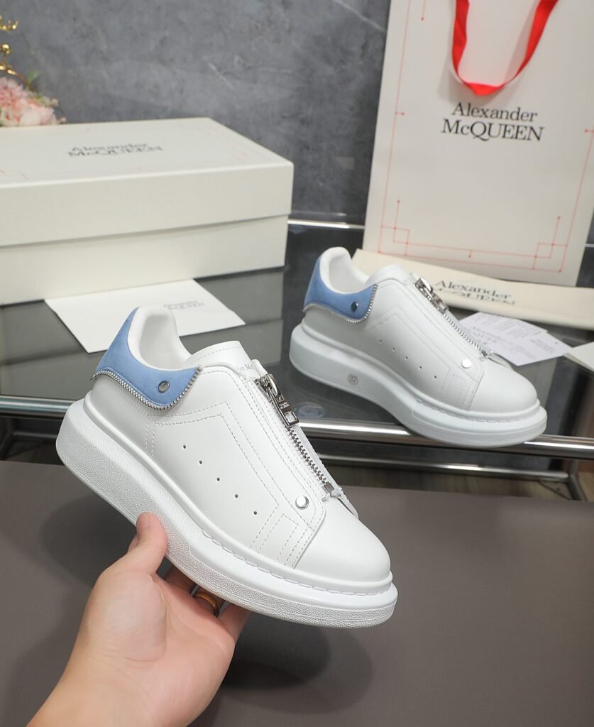 Alexander McQueen Baskets Oversized Zip blanc et bleu clair