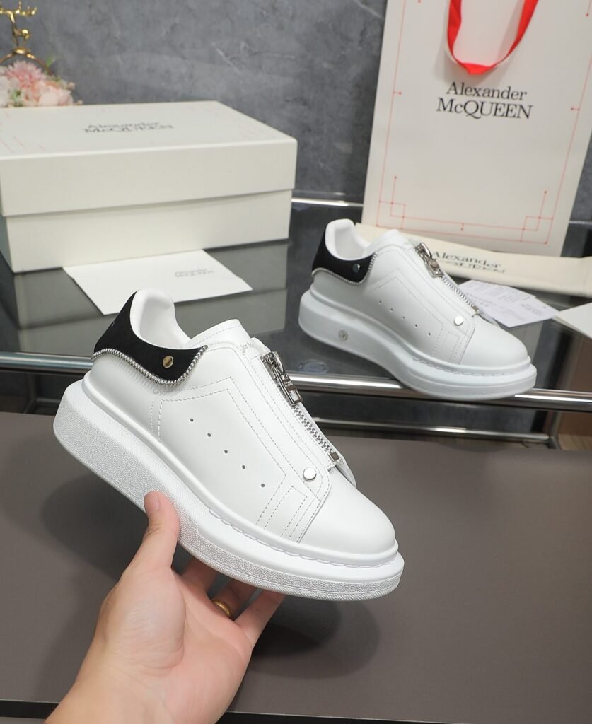 Alexander McQueen Baskets Oversized Zip blanc et noir