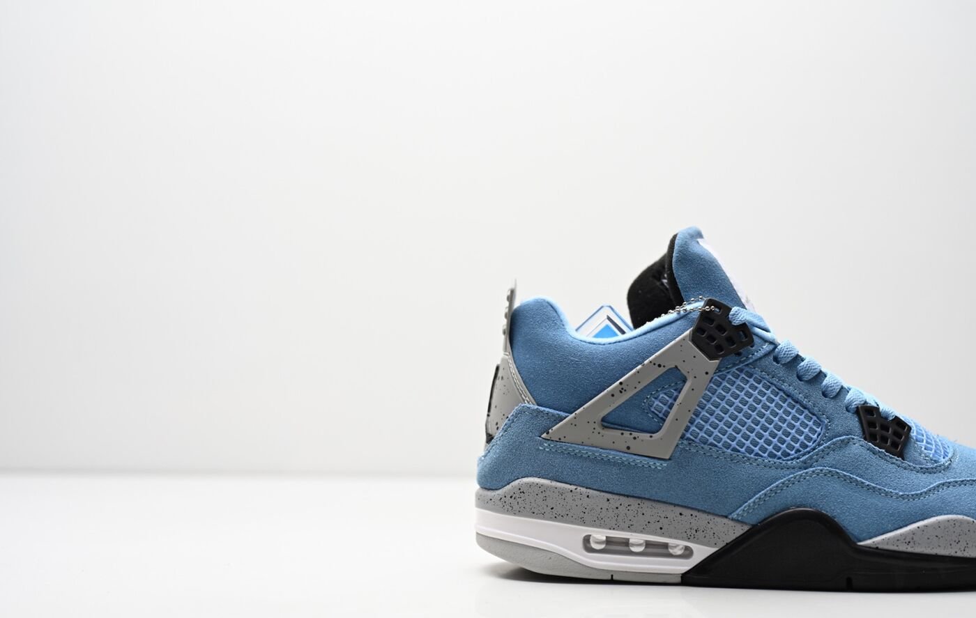 Air Jordan 4 Retro bleu universitaire gris