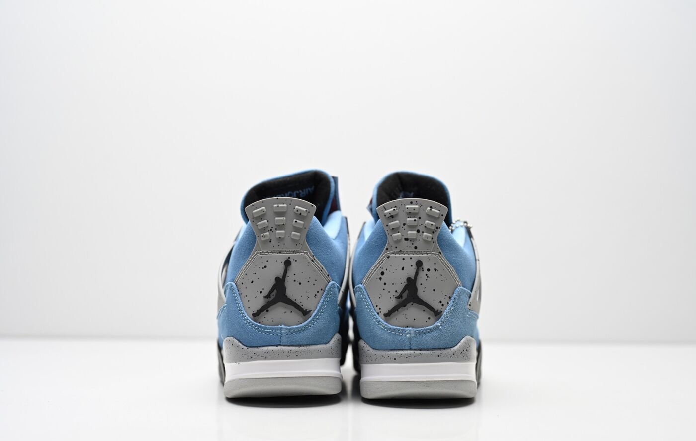 Air Jordan 4 Retro bleu universitaire gris