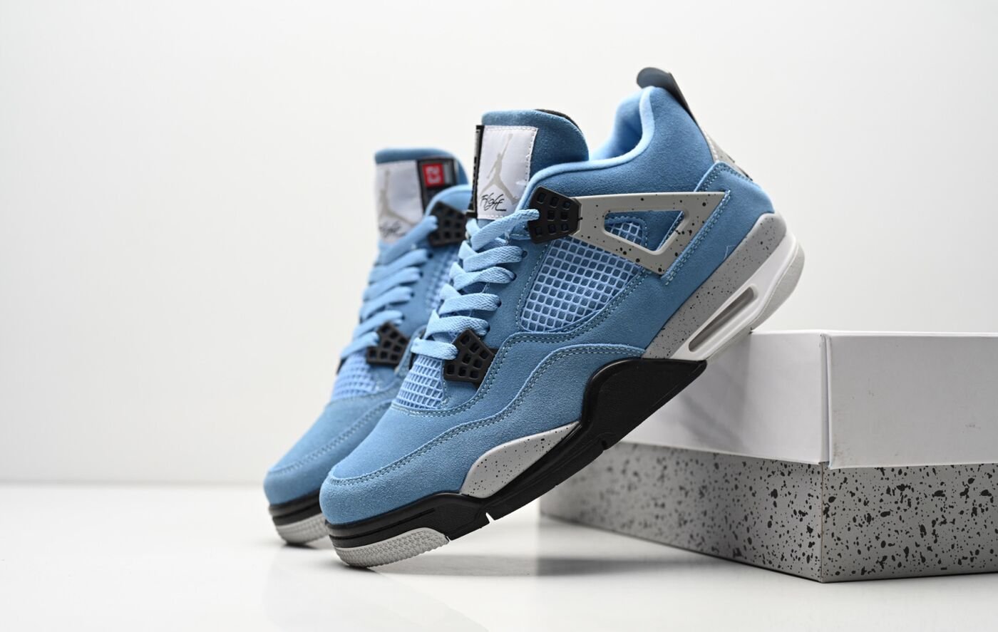 Air Jordan 4 Retro bleu universitaire gris