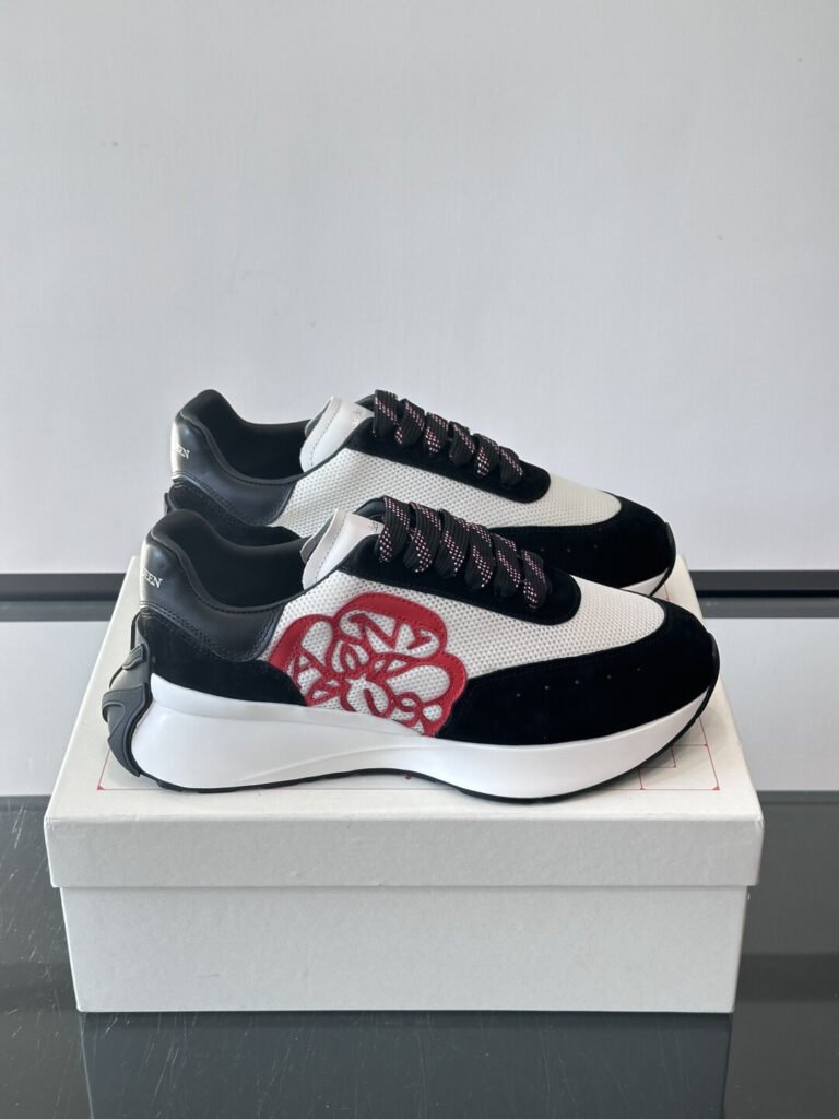 Alexander McQueen Baskets Sprint Runner blanc et noir