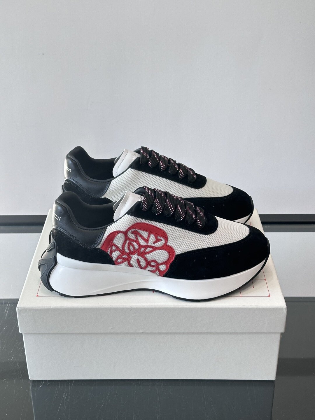 Alexander McQueen Baskets Sprint Runner blanc et noir