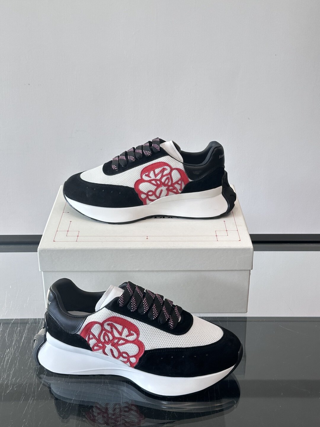 Alexander McQueen Baskets Sprint Runner blanc et noir