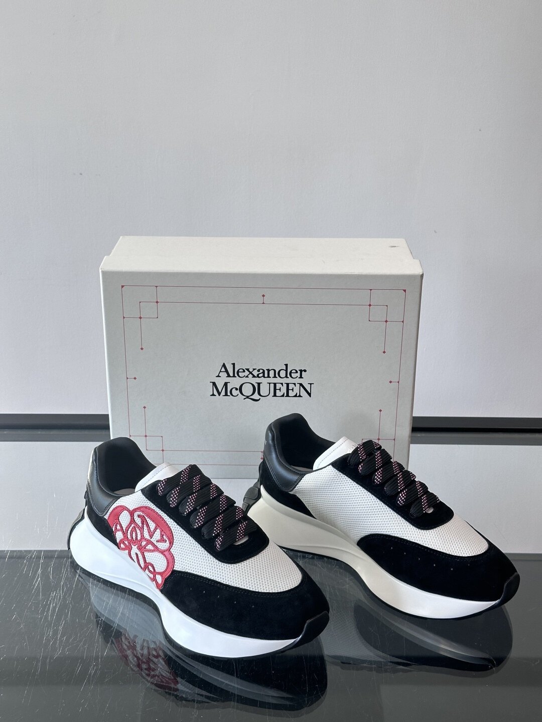 Alexander McQueen Baskets Sprint Runner blanc et noir