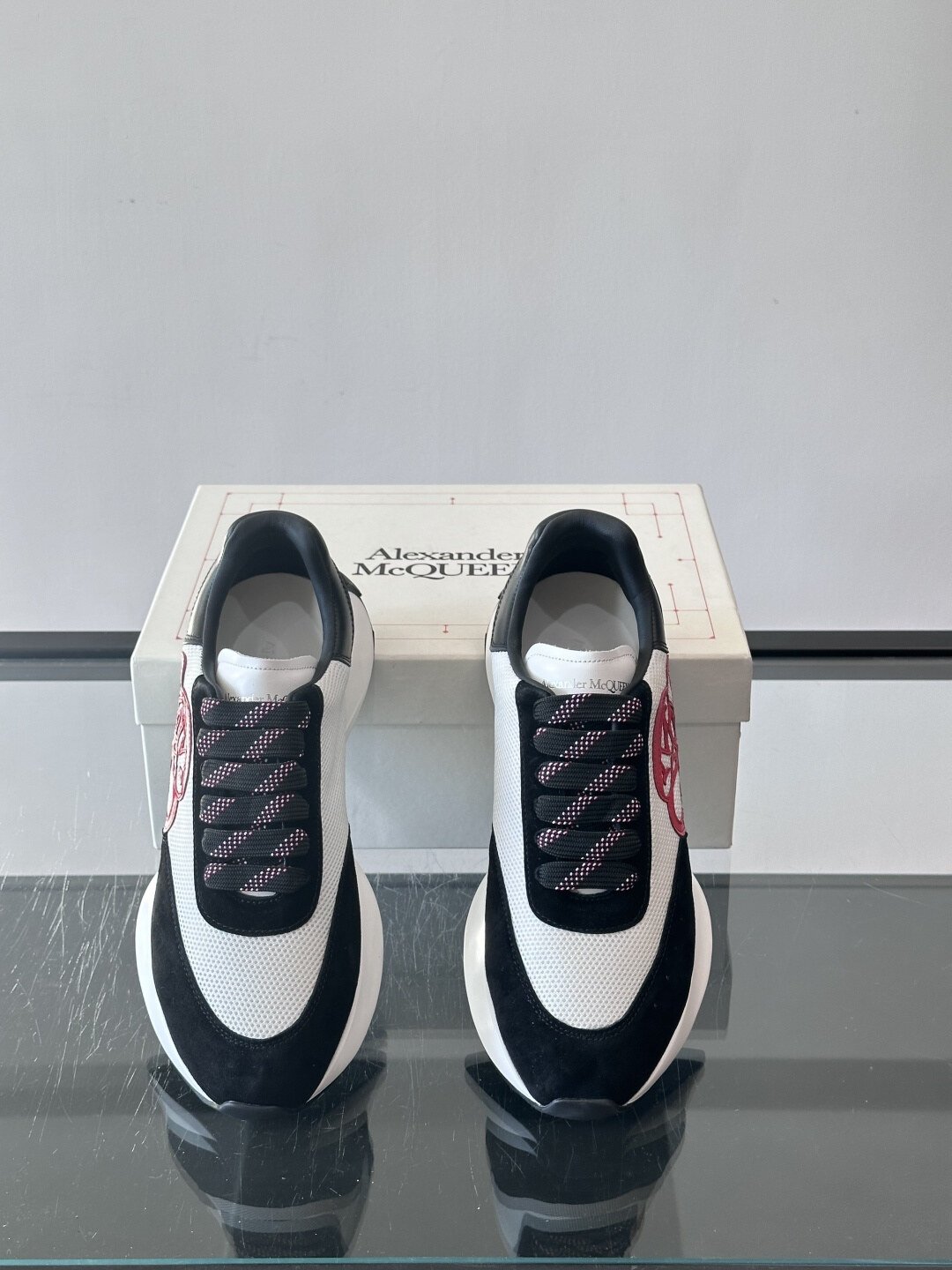 Alexander McQueen Baskets Sprint Runner blanc et noir