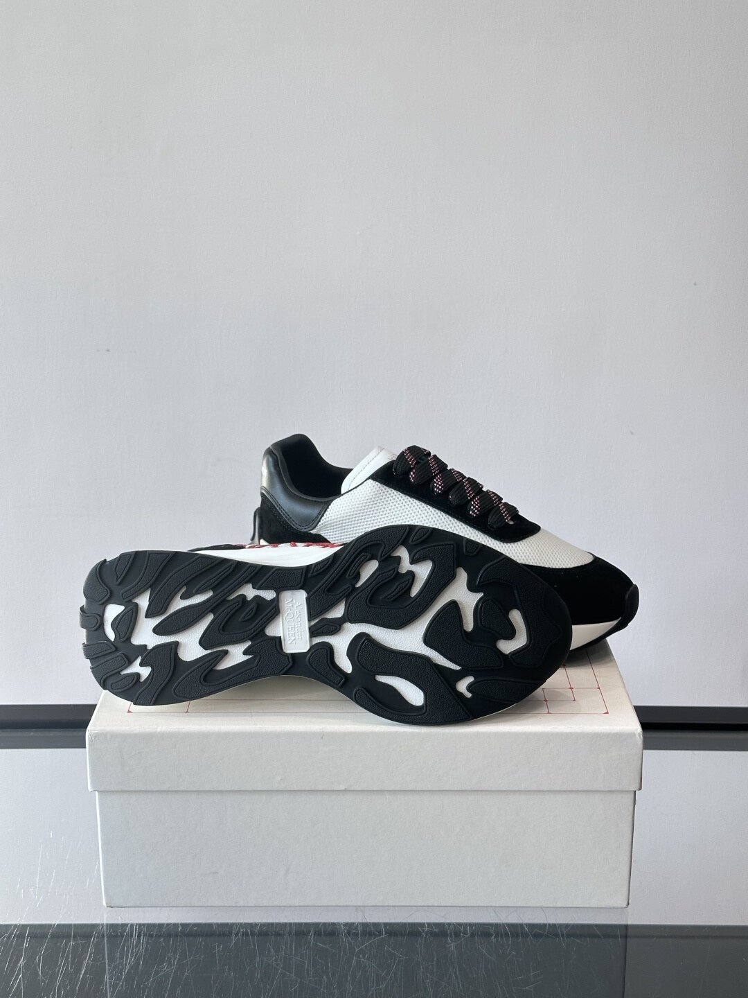 Alexander McQueen Baskets Sprint Runner blanc et noir
